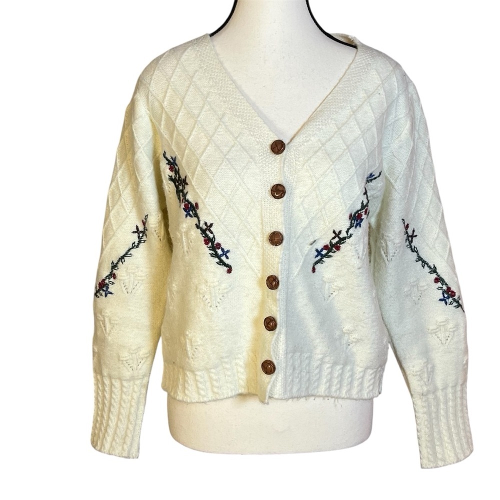 Vintage White Knit Cardigan Floral Embroidery Women’s Size Medium Cottagecore